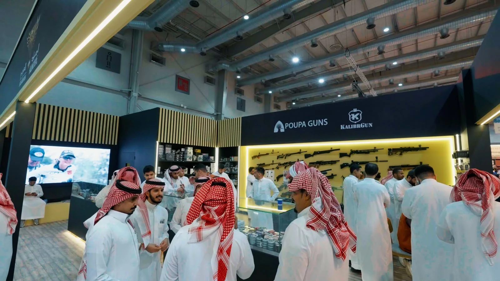 جدار عرض مضاء وكونترات وشاشة داخل جناح الصياد العربي