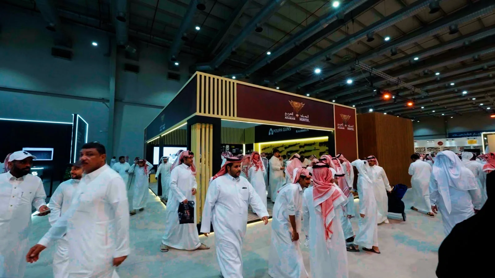واجهة جناح الصياد العربي بإطار علوي وعناصر رأسية ذهبية اللون