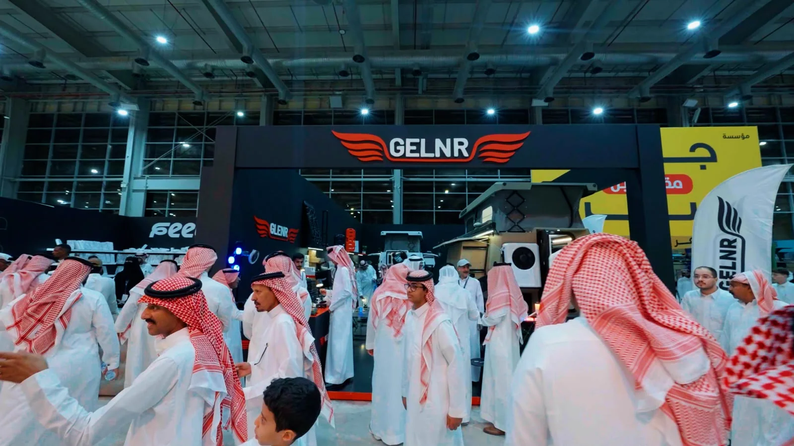 واجهة جناح GELNR بإطار داكن وشعار علوي وتفاصيل حمراء